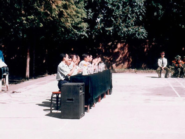 中國人民解放軍漢中軍需工業(yè)學(xué)校精彩的區(qū)隊(duì)軍體拳表演