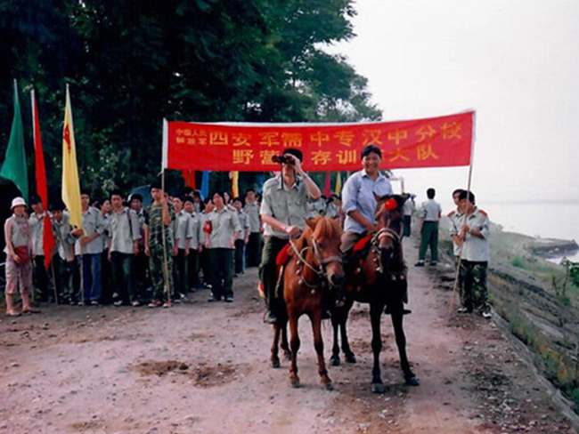 中國(guó)人民解放軍漢中軍需工業(yè)學(xué)校殘暑條件下的野營(yíng)生存訓(xùn)練（5）