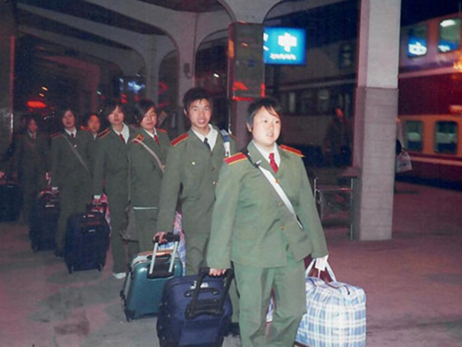中國人民解放軍漢中軍需工業(yè)學(xué)校畢業(yè)生工作安置上崗前合影留念-(14)