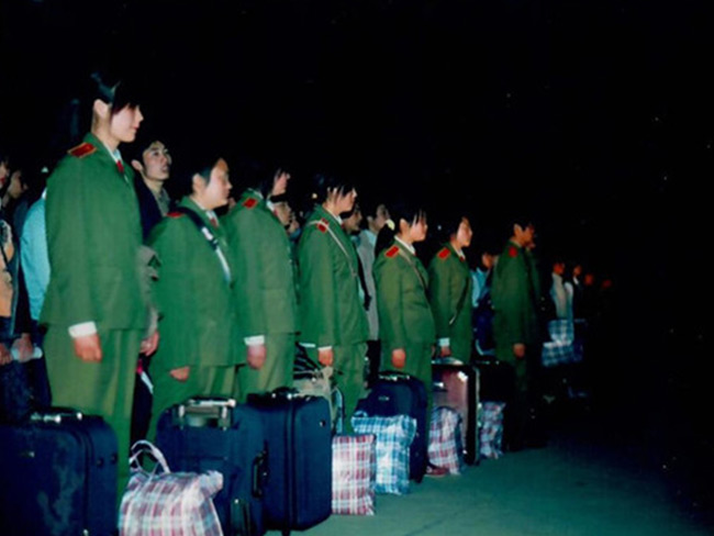 中國人民解放軍漢中軍需工業(yè)學校畢業(yè)生工作安置上崗前合影留念-(8)