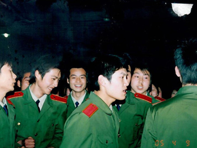 中國人民解放軍漢中軍需工業(yè)學(xué)校畢業(yè)生工作安置上崗前合影留念-(5)