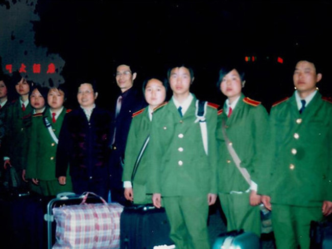 中國人民解放軍漢中軍需工業(yè)學校畢業(yè)生工作安置上崗前合影留念-(6)