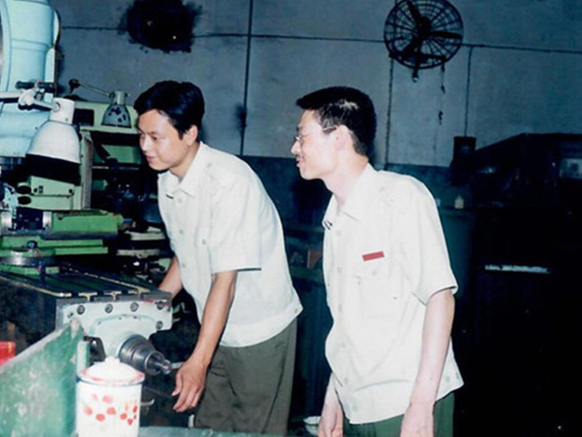 王仕軍校長指導(dǎo)我校機(jī)電系學(xué)員進(jìn)行精工實(shí)習(xí)-(2)